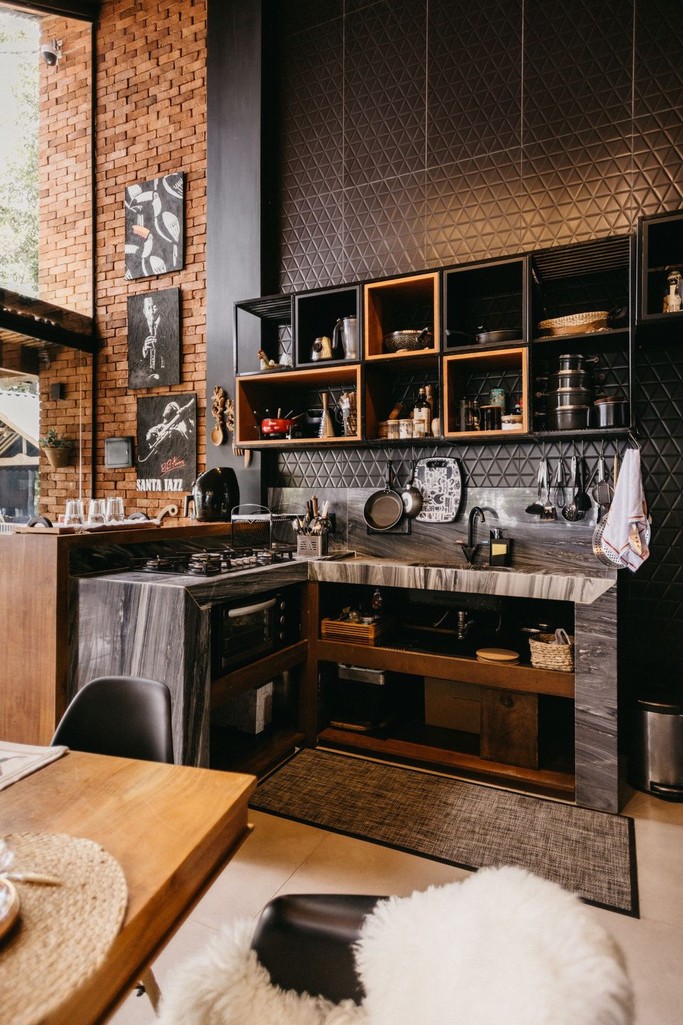 Cocina industrial de ladrillo visto y madera