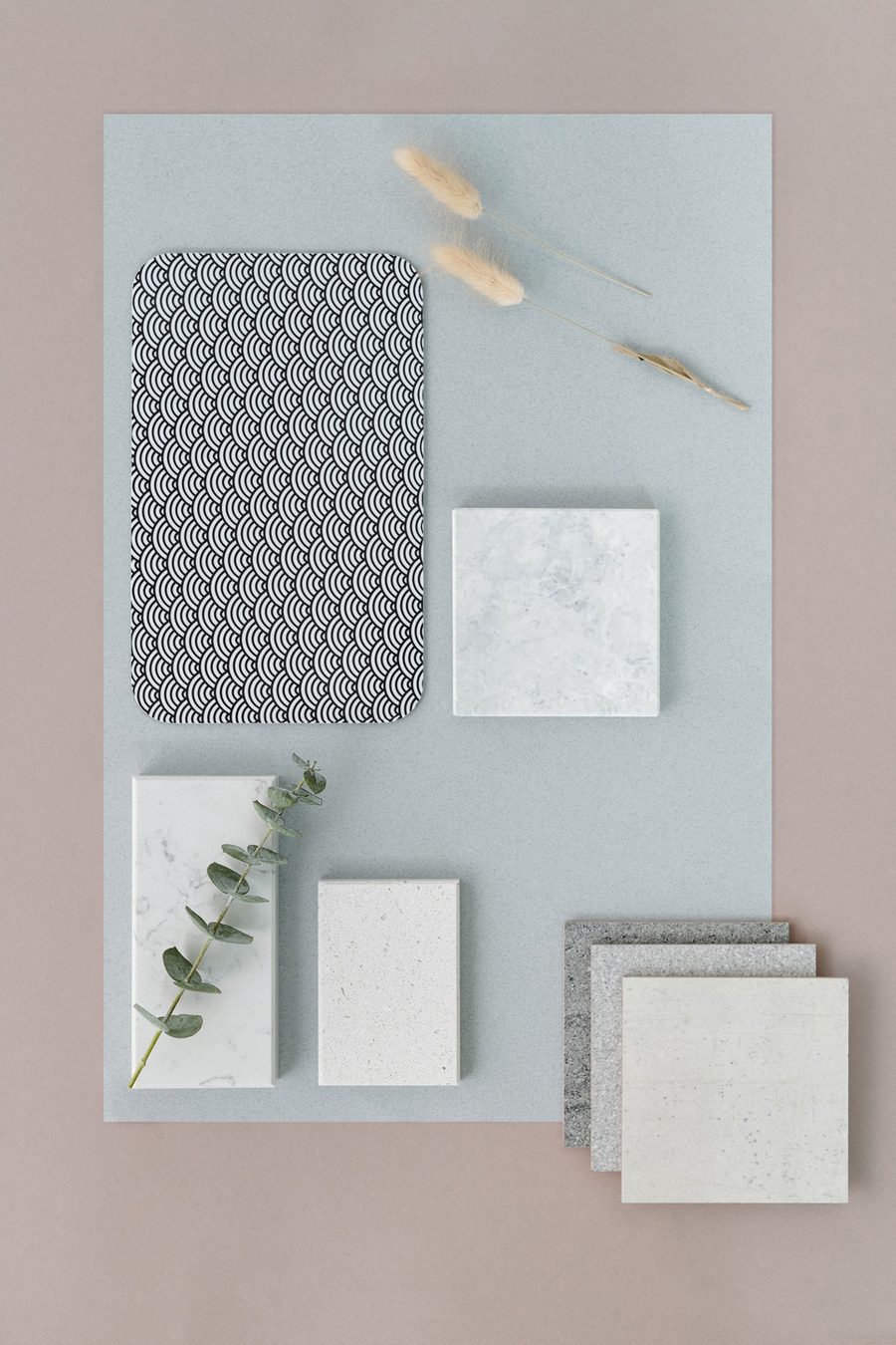 Muestrario de materiales, mármoles y textiles sobre una mesa